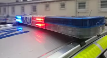 Agresywny 26-latek chciał rozbić radiowóz głową