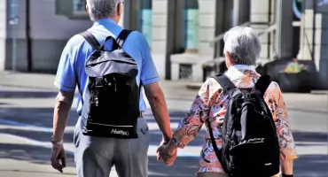 Seniorzy ruszają w trasę! Podróżują więcej niż młodzi