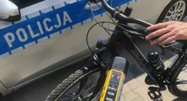 Pijany rowerzysta zjechał z drogi! Miał blisko 2,5 promila i wsiadł na rower!
