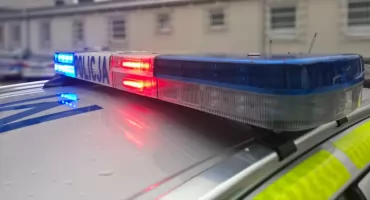 Kierowca mercedesa potrącił pieszego i uciekł. Policja poszukuje sprawcy wypadku