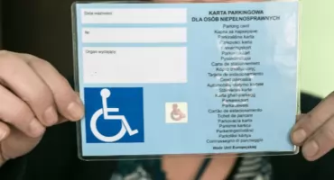 Karta parkingowa dla niepełnosprawnych w Podlaskiem. Dla kogo karta i jakie daje uprawnienia?