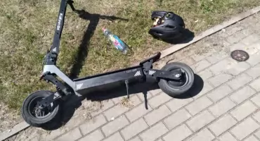 Lawinowy wzrost urazów po jazdach na e-hulajnogach. Kolejna kolizja i alarm podlaskich lekarzy 