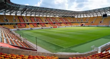 Czerwono-żółty napis JAGA ozdobił Chorten Arenę!