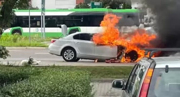 Spłonęło BMW. Były duże utrudnienia na Słonecznym Stoku