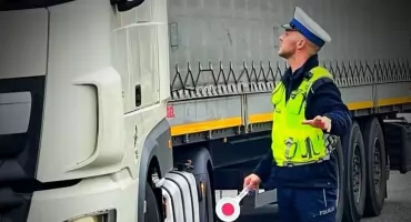 Poważne kłopoty kierowcy ciężarówki pod Łomżą