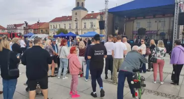 Stary Rynek w Łomży tętnił życiem. Rodzinny Piknik Osiedlowy zgromadził tłumy  