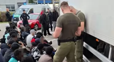 Podlascy strażnicy pomogli udaremnić nielegalny przerzut. Migranci w chłodni zatrzymani na autostradzie
