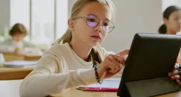 Młodzi Podlasianie spędzają godziny przed ekranami. Dzień bez Ekranu i zdrowie oczu