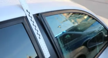 Włamał się do Audi, zdemolował wnętrze i... zasnął pod kocem