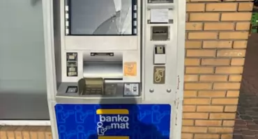 Zdenerwował się przy bankomacie i zniszczył ekran. Zdradziła go rana dłoni