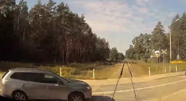 Podlaska policja i kolejarze apelują. Zderzenie auta z pociągiem oczami maszynisty (WIDEO) 