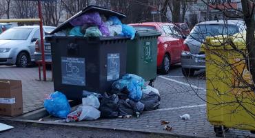 Bałagan pod śmietnikami. Tak jest co najmniej raz w tygodniu